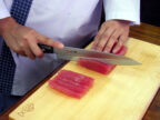 FKW-9 Mac Sashimi Messer, 27 cm Klingenlänge, Koch schneidet exakt rohen Fisch