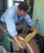 Mac Messer Herstellung in der Fabrik, Mizuto Prozess, Wasser Polier Prozess, Handwerker hält die Klinge an Polierstein